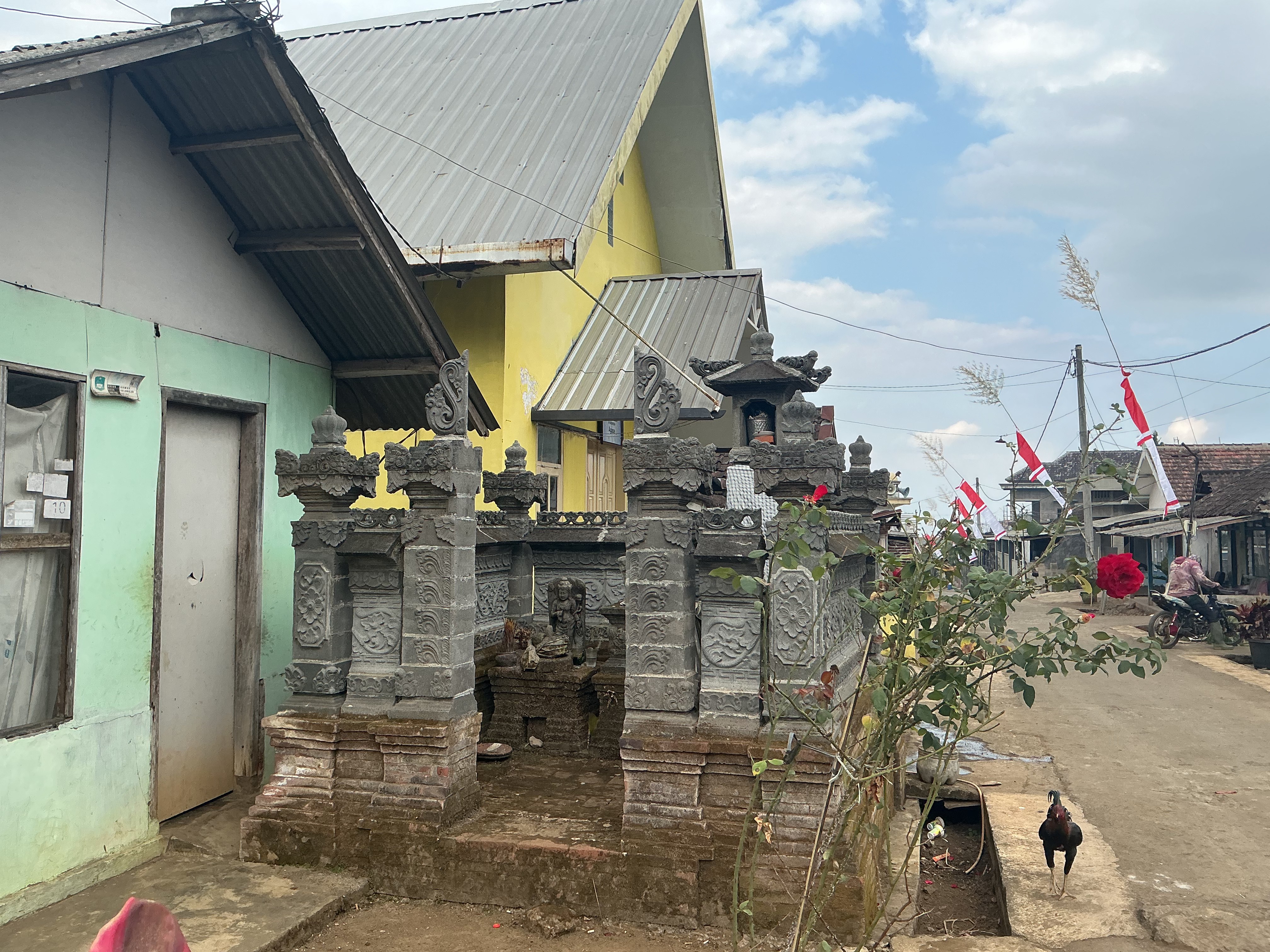 Gubuk Marhaen & Pelinggih Sanggah Hindu